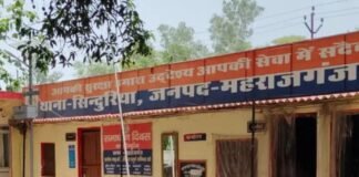 स्टेयरिंग फेल होने से कबाड़ लदा टेम्पो गड्ढे में पलटा:लेदवा के पास हुआ हादसा, प्रियांशु और पवन घायल