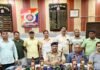 ट्रेन के जनरल कोच में मिली 47 बोतल अवैध शराब:बस्ती आरपीएफ ने लावारिस हालत में पकड़ी, कैरियर की तलाश तेज