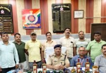 ट्रेन के जनरल कोच में मिली 47 बोतल अवैध शराब:बस्ती आरपीएफ ने लावारिस हालत में पकड़ी, कैरियर की तलाश तेज