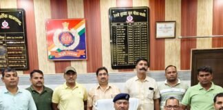 ट्रेन के जनरल कोच में मिली 47 बोतल अवैध शराब:बस्ती आरपीएफ ने लावारिस हालत में पकड़ी, कैरियर की तलाश तेज