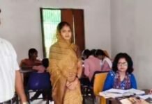 सेवढ़ा गांव की लाइब्रेरी का बीडीओ ने निरीक्षण किया:विद्यार्थियों और व्यवस्थाओं का जायजा लिया, बेहतर पढ़ाई के लिए प्रेरित किया