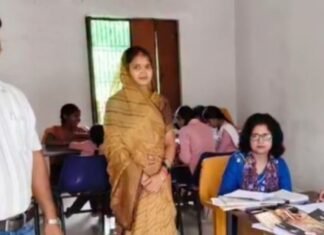 सेवढ़ा गांव की लाइब्रेरी का बीडीओ ने निरीक्षण किया:विद्यार्थियों और व्यवस्थाओं का जायजा लिया, बेहतर पढ़ाई के लिए प्रेरित किया