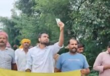 महसी में बिजली कटौती से परेशान लोगों ने किया प्रदर्शन:पावर हाउस से तहसील तक पैदल मार्च निकाला, एसडीएम को दिया ज्ञापन