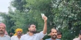 महसी में बिजली कटौती से परेशान लोगों ने किया प्रदर्शन:पावर हाउस से तहसील तक पैदल मार्च निकाला, एसडीएम को दिया ज्ञापन