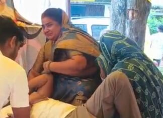 बहराइच में किसान यूनियन का धरना:बिजली व्यवस्था खराब होने पर प्रदर्शन, मांगें पूरी न होने तक आंदोलन जारी रखने की चेतावनी