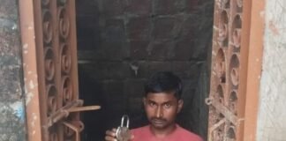 नवाबगंज में किराने की दुकान से डेढ़ लाख रुपए चोरी:पीछे का दरवाजा काटकर वारदात, पुलिस जांच में जुटी