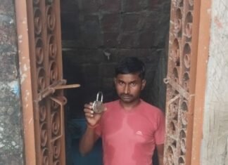 नवाबगंज में किराने की दुकान से डेढ़ लाख रुपए चोरी:पीछे का दरवाजा काटकर वारदात, पुलिस जांच में जुटी