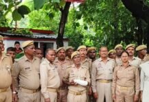 ड्यूटी के दौरान पीआरडी-जवान से मारपीट का आरोप, सिपाही निलंबित:हाथ टूटने पर कलेक्ट्रेट पहुंचे थे जवान, बहराइच एसपी ने दिए जांच के आदेश