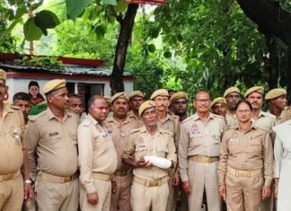 ड्यूटी के दौरान पीआरडी-जवान से मारपीट का आरोप, सिपाही निलंबित:हाथ टूटने पर कलेक्ट्रेट पहुंचे थे जवान, बहराइच एसपी ने दिए जांच के आदेश