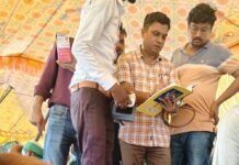 बलहा में आमरण अनशन कर रहे युवा की हालत बिगड़ी:बिजली व्यवस्था सुधारने की मांग पर 4 दिन से जारी अनशन, डॉक्टर ने मौके पर जांच की
