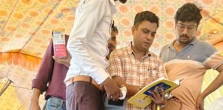 बलहा में आमरण अनशन कर रहे युवा की हालत बिगड़ी:बिजली व्यवस्था सुधारने की मांग पर 4 दिन से जारी अनशन, डॉक्टर ने मौके पर जांच की