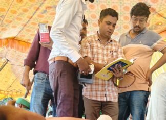 बलहा में आमरण अनशन कर रहे युवा की हालत बिगड़ी:बिजली व्यवस्था सुधारने की मांग पर 4 दिन से जारी अनशन, डॉक्टर ने मौके पर जांच की
