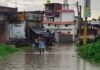 किशुनपुर मीठा गांव में बारिश से सड़कें नहर बनीं:जल निकासी की खराब व्यवस्था से ग्रामीण परेशान, प्रशासन ने जांच का आश्वासन दिया