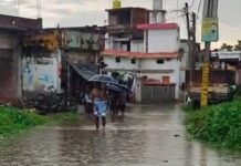 किशुनपुर मीठा गांव में बारिश से सड़कें नहर बनीं:जल निकासी की खराब व्यवस्था से ग्रामीण परेशान, प्रशासन ने जांच का आश्वासन दिया