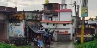 किशुनपुर मीठा गांव में बारिश से सड़कें नहर बनीं:जल निकासी की खराब व्यवस्था से ग्रामीण परेशान, प्रशासन ने जांच का आश्वासन दिया