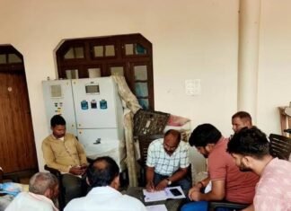 ग्राम चौपाल में ग्रामीणों की समस्याओं का मौके पर निस्तारण:नवाबगंज के रहीमनगर में लगी चौपाल, प्रधान और सचिव ने सुनी शिकायतें