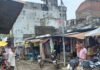 सिस्टम से परेशान दुकानदारों ने खुद भरे सड़क के गड्ढे:भूपगंज बाजार में जलभराव और कारोबार प्रभावित होने पर ईंट-मिट्टी से पाटा