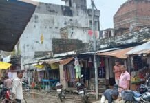 सिस्टम से परेशान दुकानदारों ने खुद भरे सड़क के गड्ढे:भूपगंज बाजार में जलभराव और कारोबार प्रभावित होने पर ईंट-मिट्टी से पाटा