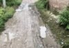 बहराइच के सर्रा कलां-बंजारा बगिया मार्ग जर्जर:सड़क पर गहरे गड्ढे और कीचड़, ग्रामीणों का चलना मुश्किल