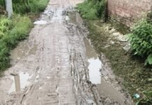 बहराइच के सर्रा कलां-बंजारा बगिया मार्ग जर्जर:सड़क पर गहरे गड्ढे और कीचड़, ग्रामीणों का चलना मुश्किल
