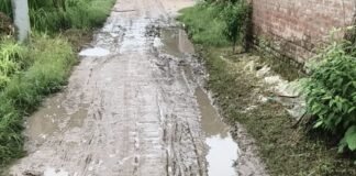बहराइच के सर्रा कलां-बंजारा बगिया मार्ग जर्जर:सड़क पर गहरे गड्ढे और कीचड़, ग्रामीणों का चलना मुश्किल