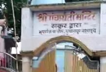 जन्माष्टमी से पहले धार्मिक स्थलों पर गंदगी, जलभराव से सफाई:पयागपुर में चंद्रेश्वर महादेव मंदिर के पास कूड़े के ढेर, गंदे पानी से श्रद्धालु परेशान