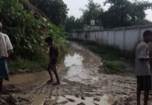 बिलासपुरवा खड़ंजा पर कीचड़ और जलभराव:ग्रामीणों और स्कूली बच्चों को आने-जाने में परेशानी, बीमारियों का खतरा बढ़ा