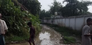 बिलासपुरवा खड़ंजा पर कीचड़ और जलभराव:ग्रामीणों और स्कूली बच्चों को आने-जाने में परेशानी, बीमारियों का खतरा बढ़ा