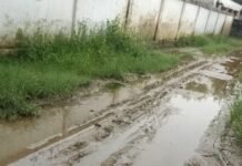 बहराइच में स्कूल के सामने सड़क पर जलभराव और कीचड़:बच्चों और ग्रामीणों को आने-जाने में परेशानी, प्रधान बोले- बजट नहीं, कार्यकाल पूरा हुआ