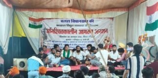 मिहींपुरवा में बेटे के अनशन से मां मंच पर भावुक:बिजली व्यवस्था सुधार की मांग पर चौथे दिन भी आमरण अनशन जारी