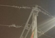 नानपारा में पेड़ गिरने से 11 केवी लाइन में फाल्ट:रेलवे स्टेशन सहित कई इलाकों की बिजली गुल, सुबह तक बहाली की उम्मीद