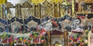 जन्माष्टमी पर लड्डू गोपाल की पोशाकों की मांग बढ़ी:बाजार में पोशाक से आभूषण तक सजे, दुकानदारों को तीन से चार गुना बिक्री की उम्मीद