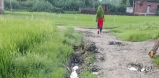 श्रावस्ती में तीन गांवों को जोड़ने वाला मुख्य मार्ग क्षतिग्रस्त:स्कूल जाने वाले बच्चों को परेशानी, ग्रामीणों ने डीएम से लगाई मदद की गुहार