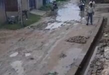 कथरा माफी में नाली ऊंची, सड़क नीची होने से कीचड़:ठेकेदारों ने मिट्टी सड़क पर छोड़ी, ग्रामीण और स्कूली बच्चे परेशान