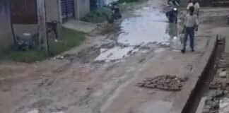 कथरा माफी में नाली ऊंची, सड़क नीची होने से कीचड़:ठेकेदारों ने मिट्टी सड़क पर छोड़ी, ग्रामीण और स्कूली बच्चे परेशान