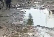 जमुनहा ब्लॉक मुख्यालय के सामने सड़क जर्जर, लोग परेशान:वीरगंज से कटरा माफी मार्ग पर गड्ढे, बरसात में बढ़ जाती है दिक्कत
