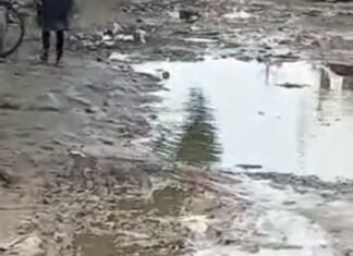 जमुनहा ब्लॉक मुख्यालय के सामने सड़क जर्जर, लोग परेशान:वीरगंज से कटरा माफी मार्ग पर गड्ढे, बरसात में बढ़ जाती है दिक्कत