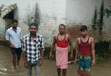 खपड़ही गांव के मुख्य रास्ते पर 150 मीटर तक जलभराव:स्कूल जाने वाले बच्चों और ग्रामीणों को परेशानी, हादसे का डर