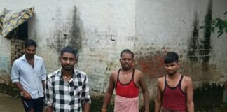 खपड़ही गांव के मुख्य रास्ते पर 150 मीटर तक जलभराव:स्कूल जाने वाले बच्चों और ग्रामीणों को परेशानी, हादसे का डर