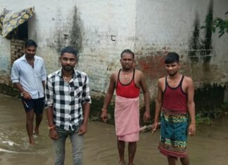 खपड़ही गांव के मुख्य रास्ते पर 150 मीटर तक जलभराव:स्कूल जाने वाले बच्चों और ग्रामीणों को परेशानी, हादसे का डर