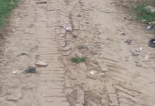 श्रावस्ती में सड़क खोदकर डाली पाइपलाइन:उत्तमपुर गांव में आवागमन ठप, बारिश में कीचड़ से परेशानी; स्थानीय लोग परेशान