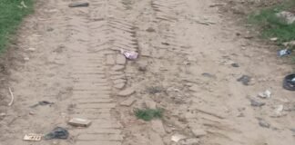 श्रावस्ती में सड़क खोदकर डाली पाइपलाइन:उत्तमपुर गांव में आवागमन ठप, बारिश में कीचड़ से परेशानी; स्थानीय लोग परेशान