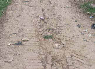 श्रावस्ती में सड़क खोदकर डाली पाइपलाइन:उत्तमपुर गांव में आवागमन ठप, बारिश में कीचड़ से परेशानी; स्थानीय लोग परेशान
