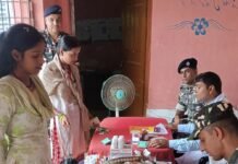निपनियां गांव में एसएसबी ने 249 मवेशियों का किया इलाज:पशुपालकों को खान-पान और बीमारियों से बचाव की जानकारी भी दी