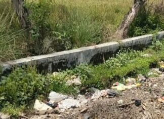 गनेशपुर में लाखों की नाली टूटी, जलभराव से ग्रामीण परेशान:कूड़ा-कचरा भरा होने से निकासी ठप, शिकायत के बाद भी नहीं हुई मरम्मत