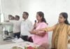 महिला आयोग सदस्य ने चौपाल में सुनीं महिलाओं की समस्याएं:श्रावस्ती में बाल विवाह के खिलाफ दिलाई शपथ, अधिकारियों को दिए निर्देश