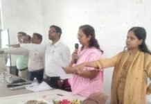 महिला आयोग सदस्य ने चौपाल में सुनीं महिलाओं की समस्याएं:श्रावस्ती में बाल विवाह के खिलाफ दिलाई शपथ, अधिकारियों को दिए निर्देश