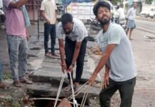 कटेश्वर पार्क के पास नाले में गिरा गोवंश:सुबह टहलने निकले लोगों ने देखा, पालिका टीम ने सुरक्षित बाहर निकाला