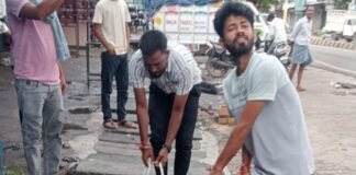 कटेश्वर पार्क के पास नाले में गिरा गोवंश:सुबह टहलने निकले लोगों ने देखा, पालिका टीम ने सुरक्षित बाहर निकाला