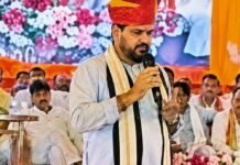 जरवल में 20 स्कूलों के मेधावी छात्र-छात्राएं सम्मानित:बृजभूषण शरण सिंह बोले- सम्मान से बढ़ता है विद्यार्थियों का मनोबल